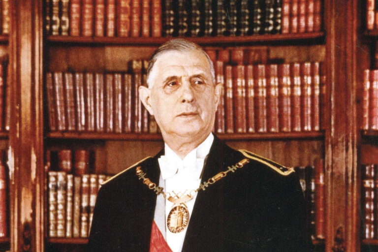 Charles de Gaulle premier président de la Vème République (portrait officiel)