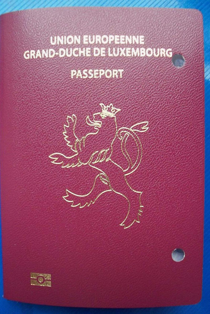 Le passeport luxembourgeois (Wikimédia commons)