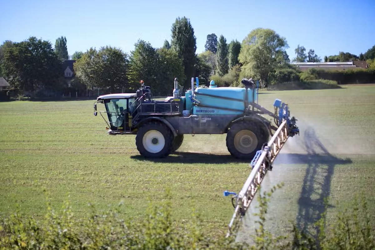 Épandage de pesticides dans les Yvelines, en France. © Nicolas Duprey CD 78, CC BY-NC-SA