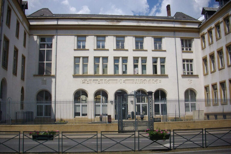 Thionville, le Palais de Justice (Fab5669, CC BY-SA 3.0, via Wikimedia Commons)