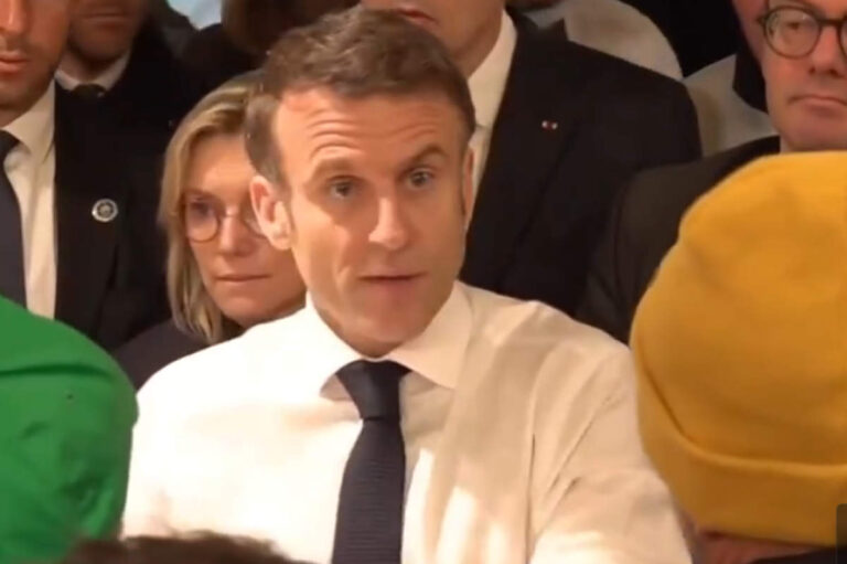Emmanuel Macron a salon de l'agriculture tente de calmer les agriculteurs (capture Tweeter)