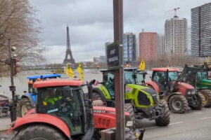 Des tracteurs dans Paris veille du Salon de l'agriculture (capture tweet @LucAuffret)
