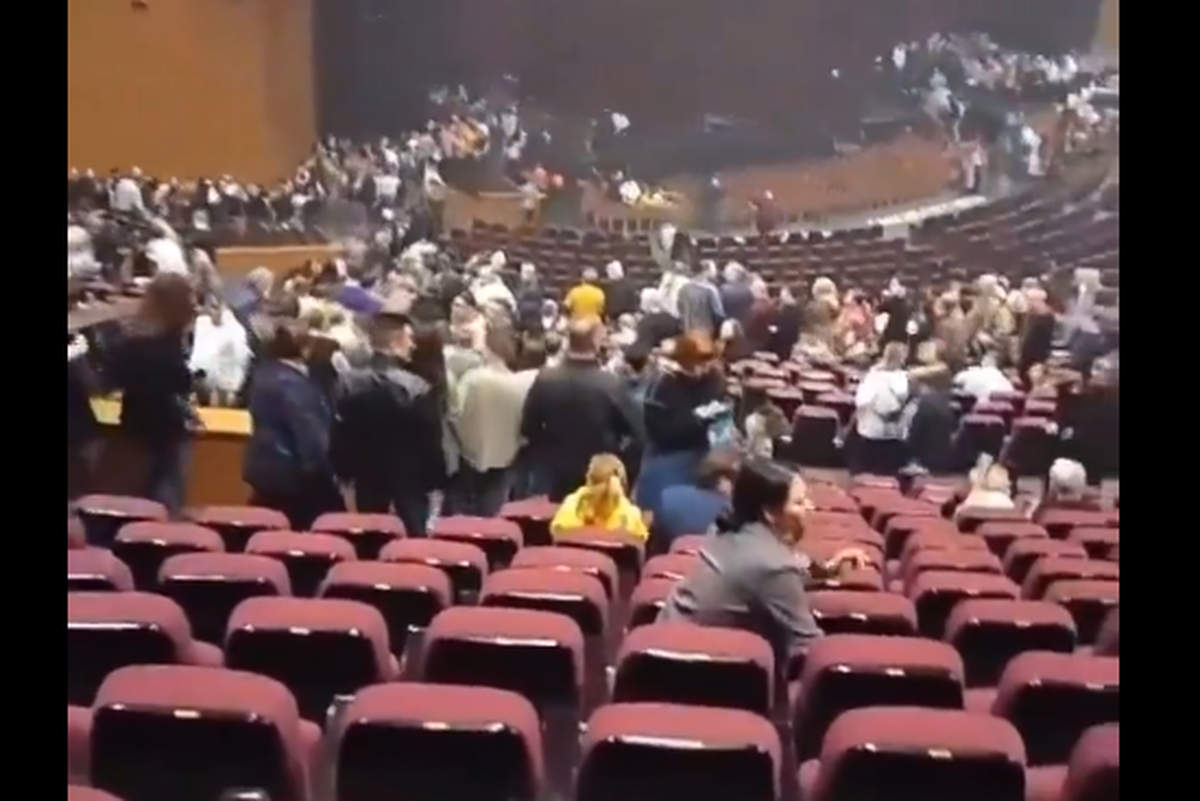 Les spectateurs massacrés dans la salle de concert (capture X)