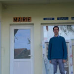 Julien Ruaro devant la mairie de Coin-lès-Cuvry (DR)
