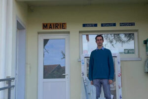 Julien Ruaro devant la mairie de Coin-lès-Cuvry (DR)