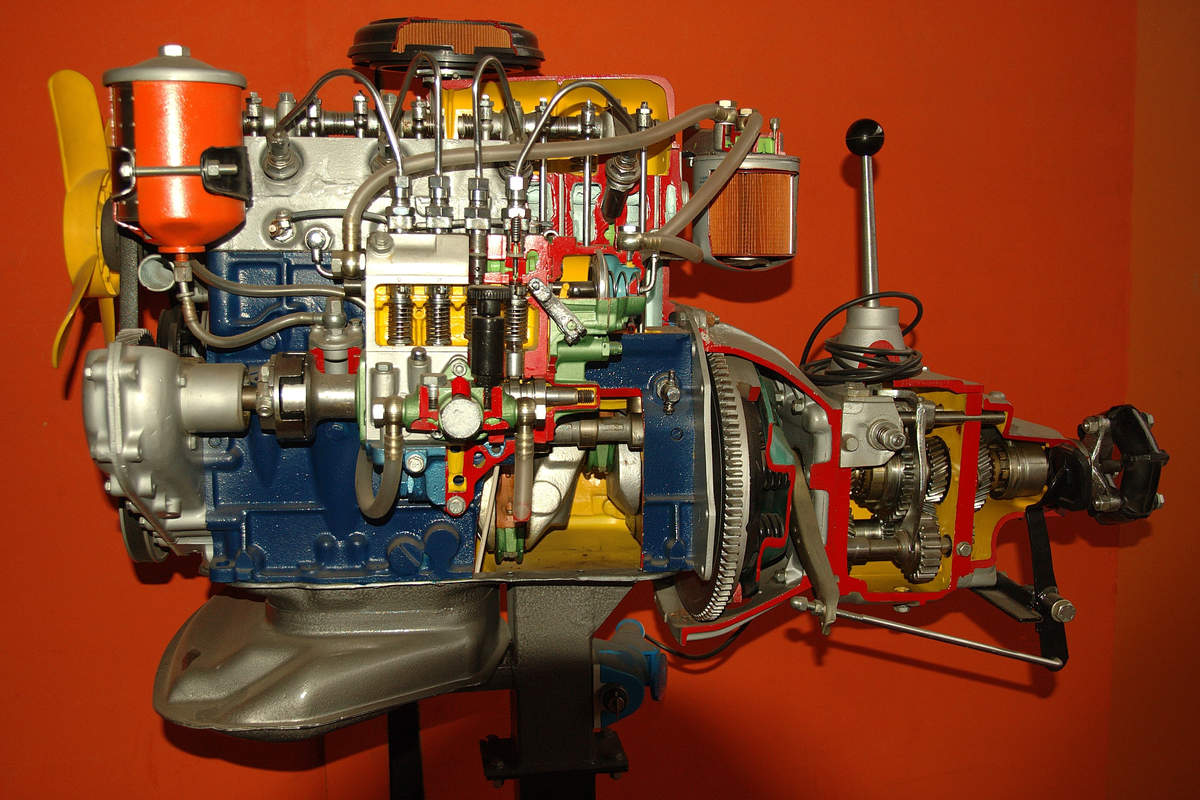 Maquette d'un moteur à explosion (I, Luc Viatour, CC BY-SA 3.0 <http://creativecommons.org/licenses/by-sa/3.0/>, via Wikimedia Commons)