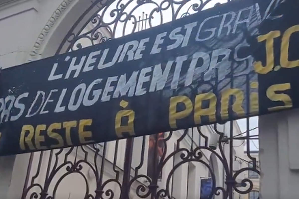 Rassemblement du 1er mai devant la Maison des Métallos à Paris occupée depuis le 6 avril par des mineurs isolés (capture X)