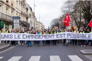 Manifestation des Gilets Jaunes contre le président Macron et ses propositions, en 2019, en amont du scrutin européen, Rouen. Cinq ans plus tard, la fracture du pays en trois pôles est plus évidente que jamais. Patrice CAlatayu/Flickr, CC BY-NC-ND
