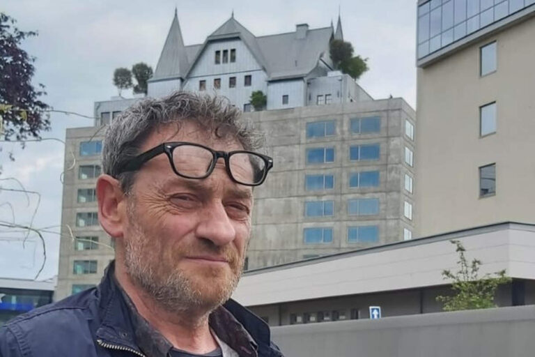 L'architecte Olivier Hein devant l'hôtel Starck à Metz (DR)