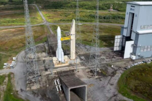 Ariane 6 sur son pas de tir à Kourou. ESA/ArianeGroup/Arianespace/CNES, CC BY