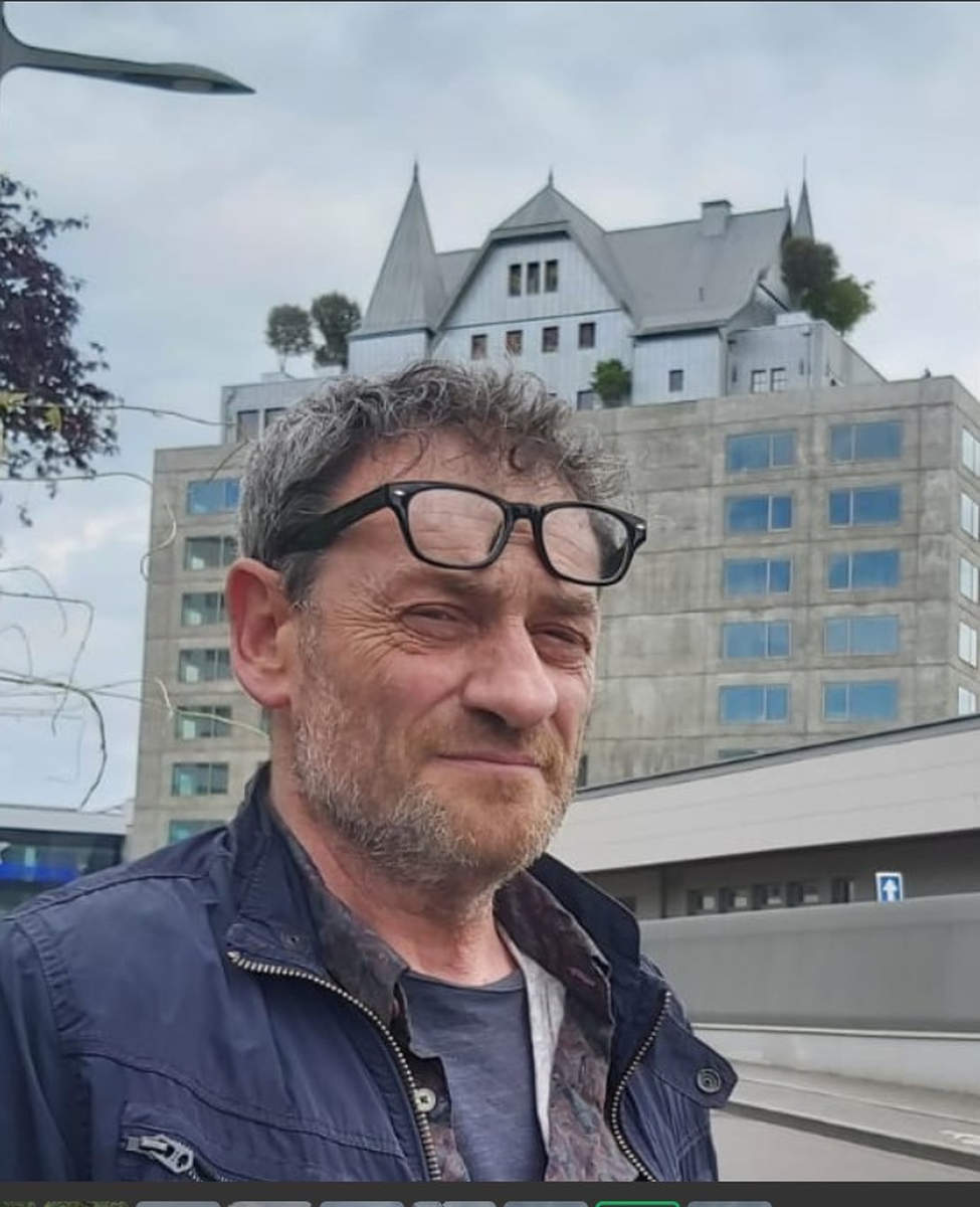 L'architecte Olivier Hein devant l'hôtel Starck à Metz (DR)