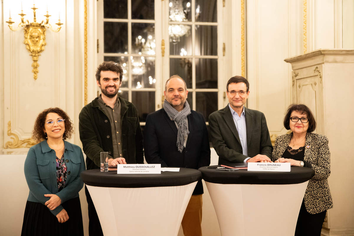 Ce 26 novembre, l’OnL et le CHRU ont officialisé ce partenariat par la signature d’une convention-cadre, en présence de Bertrand Masson, Adjoint délégué à la culture, Président de l’Opéra national de Lorraine, Dominique Renaud, Conseillère Régionale, Francis Bruneau, Directeur Général Adjoint du CHRU, Docteur Apolline Wittwer, cheffe des services de Néonatologie, Matthieu Dussouillez, directeur général de l’Opéra national de Lorraine. 