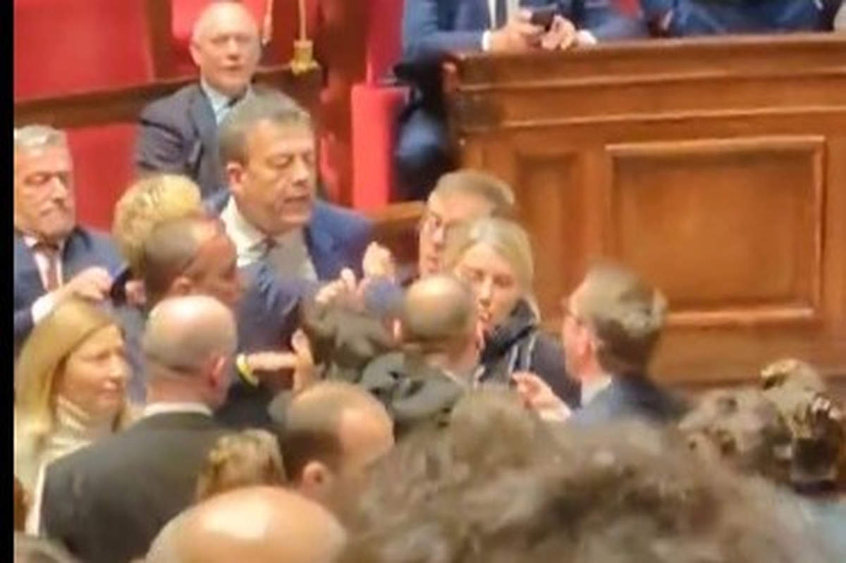 Scène de chaos à l'Assemblée nationale (capture X)