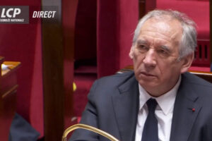 François Bayrou écoute religieusement le député RN Jean-Philippe Tanguy (Capture LCP)