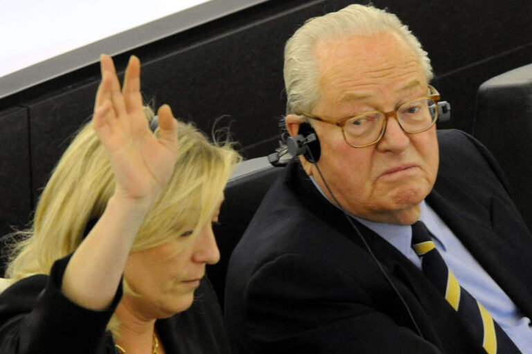 Jean-Marie Le Pen aux côtés de sa fille, Marine, dans l'hémicycle de Bruxelles (DR)