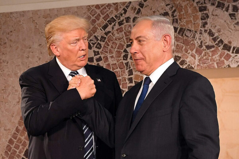 Trump et Nétanhiau ( U.S. Embassy Tel Aviv, CC BY 2.0, via Wikimedia Commons)