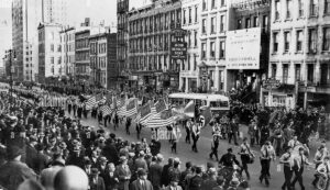 La parade américano-nazi à New-York (86ème Street), le 30 septembre 1939 - un mois après l'invasion de la Pologne par l'Allemagne nazie et le début de la seconde guerre mondiale.