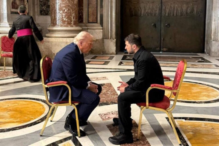 Donald Trump et Volodymyr Zelensky les yeux dans les yeux à Rome (capture Euronews)