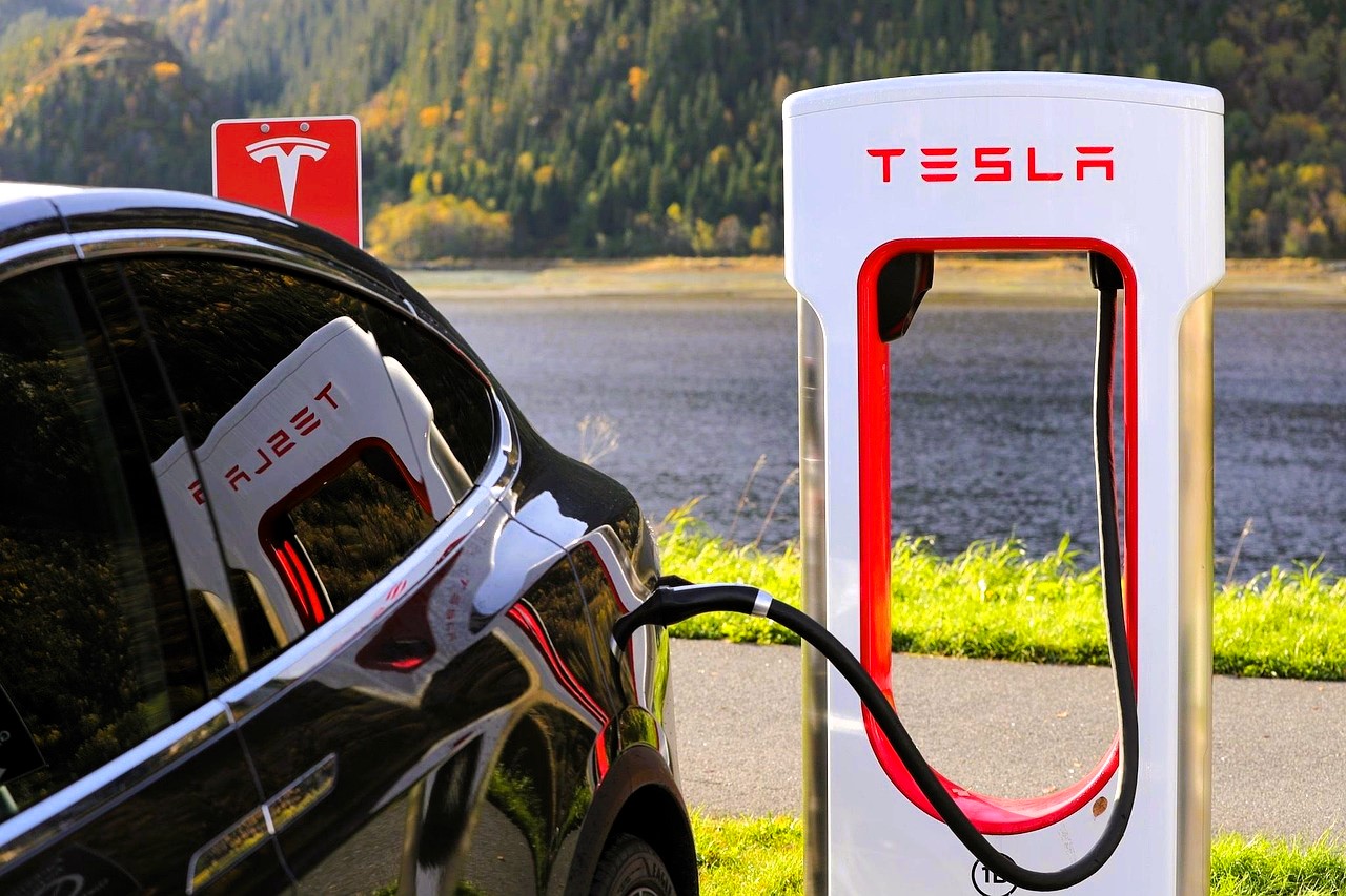 Voiture Tesla branchée en borne de recharge