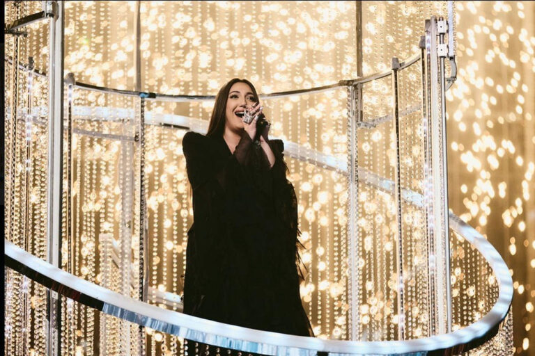 Yuval Raphael d'Israël a interprété New Day Will Rise lors de la grande finale de l'Eurovision 2025 à Bâle, Suisse (Eurovision).