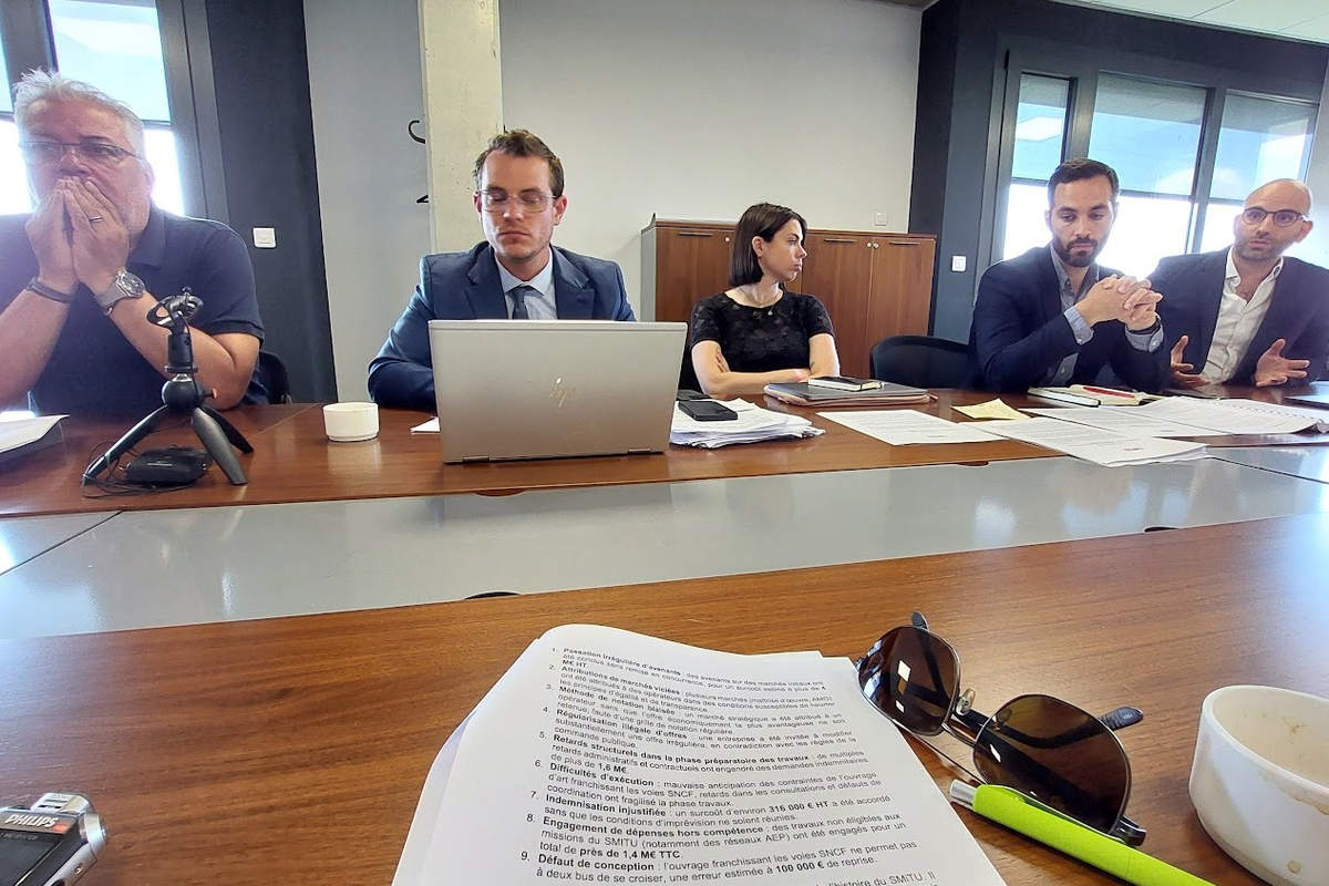 Rémy Dick, maire de Florange et président de TeMo. A sa droite : Olivier Postal, maire de Terville et vice-président de TeMo. A sa gauche Lisa Lamorlette, directrice de cabinet de TeMo et les avocats du cabinet Olszak Lévy.