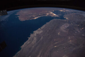Le détroit d'Ormuz vu de l'ISS (Nasa via Wikimedia Commons),