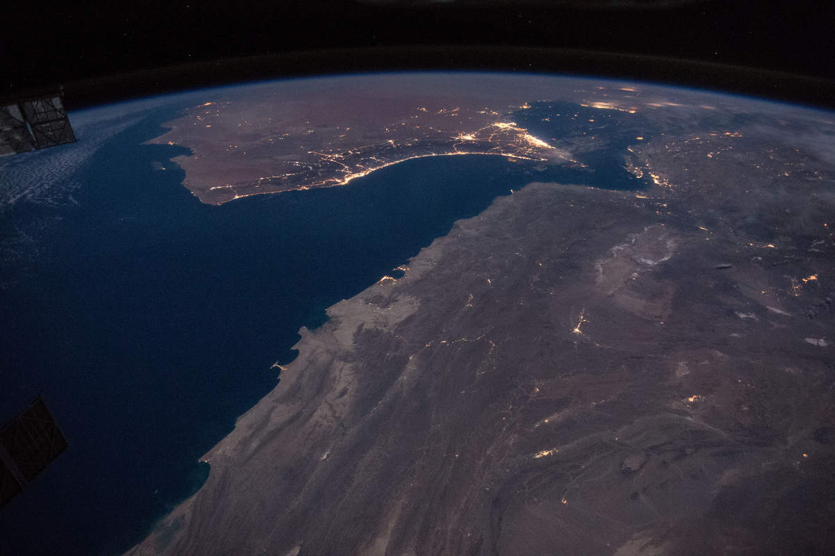Le détroit d'Ormuz vu de l'ISS (Nasa via Wikimedia Commons),