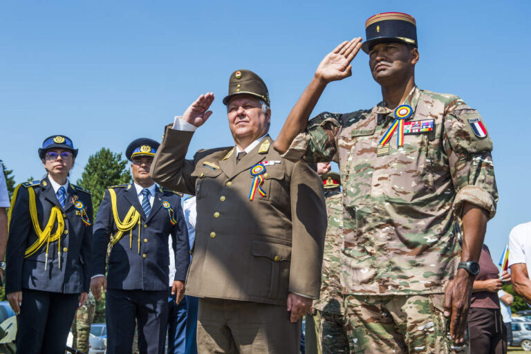 Le colonel Aguid et lr Général hongrois Sandor (Photo Jean-Christian Tirat)