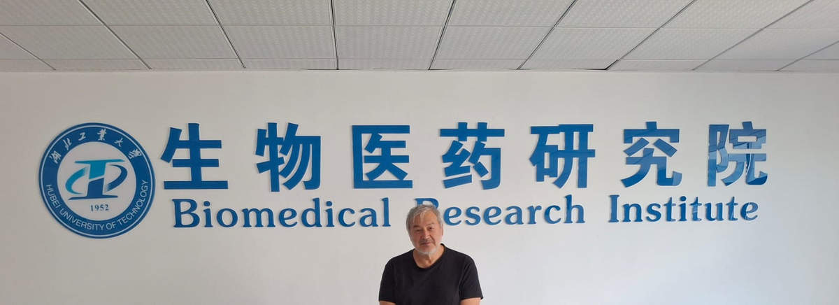 Jean-Marc Sabatier au Biomedical Research Institute de Wuhan, en Chine (DR)