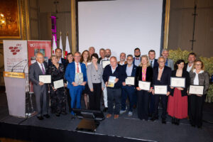 Les lauréats ont reçu leurs prix lors d’une cérémonie organisée dans la prestigieuse Salle des États, remise par la présidente de l’OIV, Yvette van der Merwe, la présidente du jury de prix Azélina Jaboulet-Vercherre, et le secrétaire scientifique du jury du Prix, Richard Pfister.