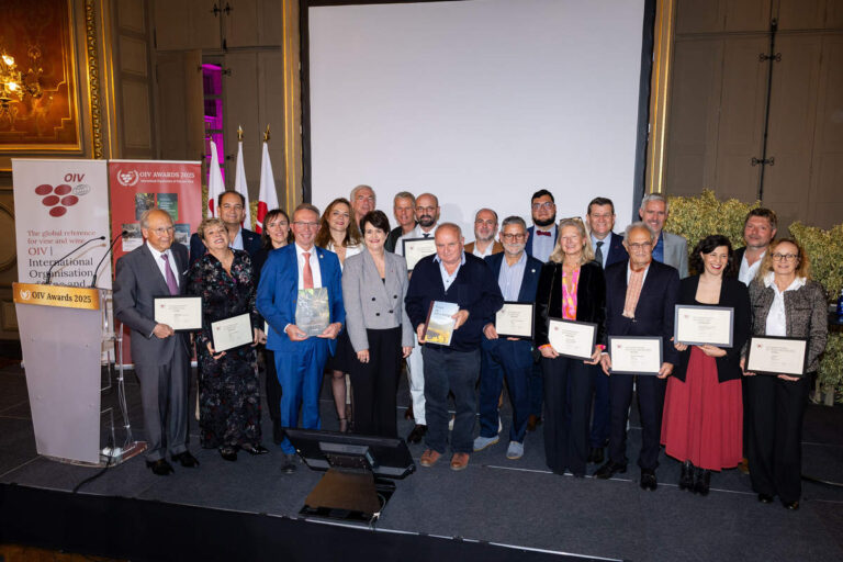 Les lauréats ont reçu leurs prix lors d’une cérémonie organisée dans la prestigieuse Salle des États, remise par la présidente de l’OIV, Yvette van der Merwe, la présidente du jury de prix Azélina Jaboulet-Vercherre, et le secrétaire scientifique du jury du Prix, Richard Pfister.