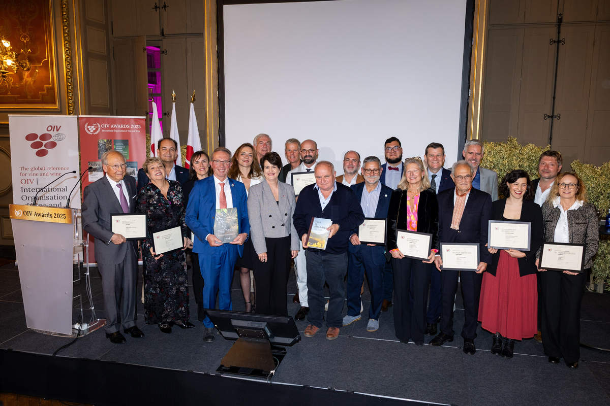 Les lauréats ont reçu leurs prix lors d’une cérémonie organisée dans la prestigieuse Salle des États, remise par la présidente de l’OIV, Yvette van der Merwe, la présidente du jury de prix Azélina Jaboulet-Vercherre, et le secrétaire scientifique du jury du Prix, Richard Pfister.