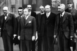 Gouvernement Paul Reynaud, le 6 juin 1940. Le Président Paul Reynaud (3e en partant de la gauche) et le général de Gaulle, sous-secrétaire d’État à la Guerre (à droite) ©DR