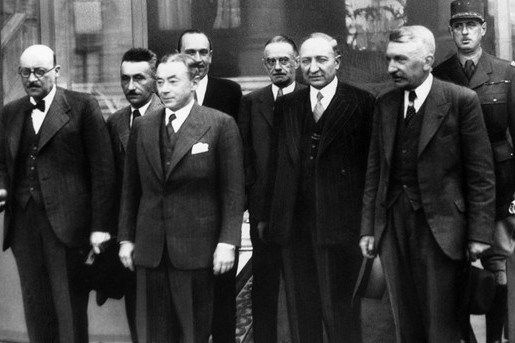 Gouvernement Paul Reynaud, le 6 juin 1940.Le Président Paul Reynaud (3e en partant de la gauche) et le général de Gaulle, sous-secrétaire d’État à la Guerre (à droite) ©DR 