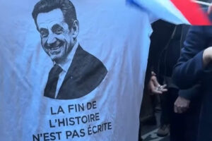 Rassemblement devant le domicile de Nicolas Sarkozy avant son départ pour la prison de la Santé (capture Euronews)