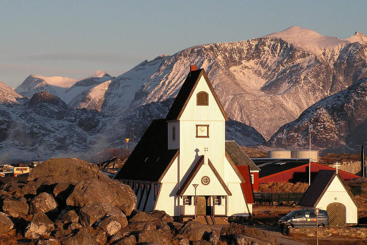 La plupart des villages du Groenland, comme ici Nanortalik, ont leur propre église (Wikipédia)