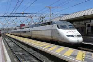 TGV_AVE_espagnol_en_gare_de_Lyon-Part-Dieu_ (Florian Pépellin, CC BY-SA 4.0 , via Wikimedia Commons