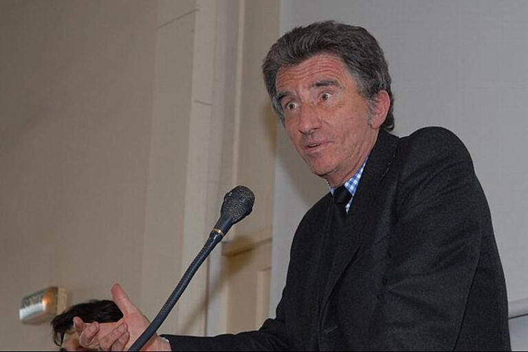 Jack Lang à l'IEP de Toulouse en 2007 (Wikimedia Commons)