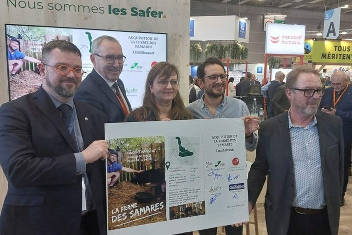 De gauche à droite :• Xavier Morvan, Directeur - Agence de l’eau Rhin Meuse • Thierry Bussy, Président - FNSafer et Safer Grand Est • Anne Lise Henri, Directrice - Terre de liens Lorraine • Hugo Arnaud, Co-directeur - Fondation Terre de liens France • Luc Barbier, Conseiller régional - Région Grand Est
