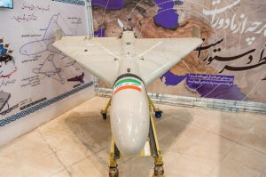 Drone Shahed-136 lors de l'exposition consacrée aux réalisations de la Force aérospatiale du Corps des Gardiens de la Révolution islamique, le 13 mars 2023 (Tasnim News Agency, CC BY 4.0)