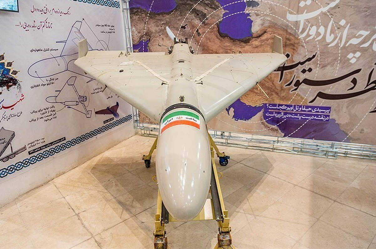 Drone Shahed-136 lors de l'exposition consacrée aux réalisations de la Force aérospatiale du Corps des Gardiens de la Révolution islamique, le 13 mars 2023 (Tasnim News Agency, CC BY 4.0)