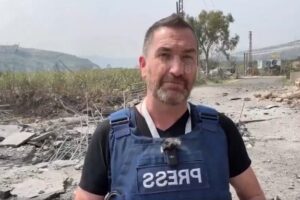 Le journaliste Steve Sweeney, et son caméraman visés par une frappe israélienne (capture X RT)