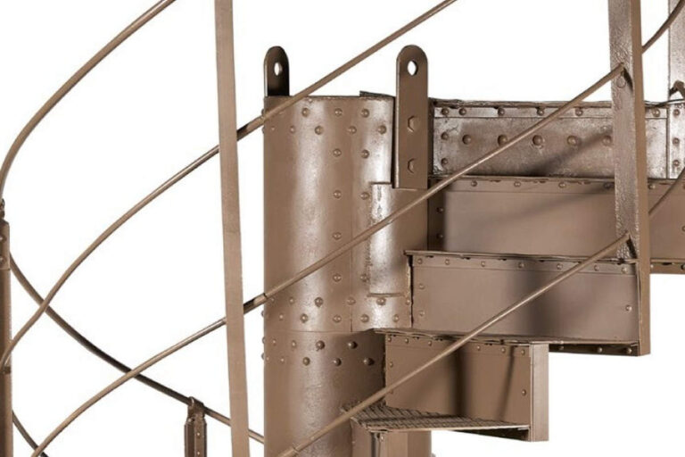 Gros plan sur l'escalier de la tour eiffel