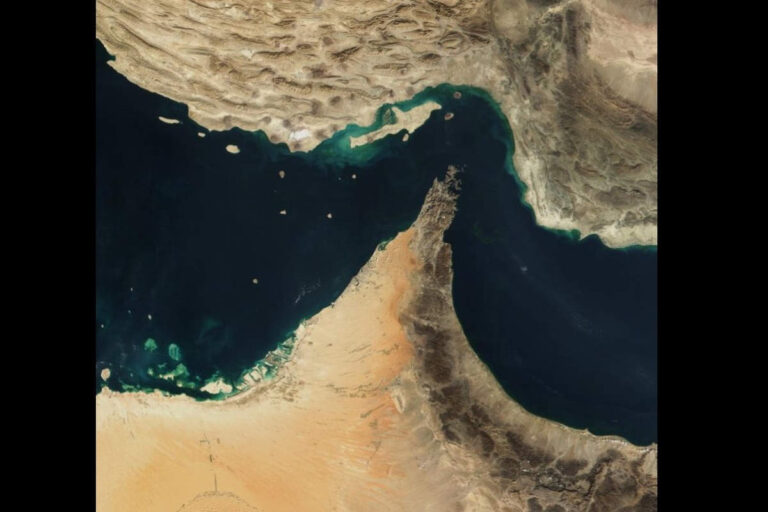 Le détroit d'Ormuz (Jacques Descloitres, MODIS Land Rapid Response Team, NASAGSFC, Public domain, via Wikimedia Commons