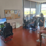 Les jeunes sur des simulateurs de vol en ULM (DR)