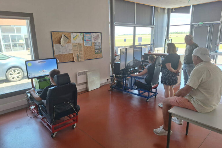 Les jeunes sur des simulateurs de vol en ULM (DR)
