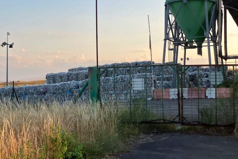 Le site de stockage attire les mouches surtout en période de grosses chaleurs (image Vigilance Environnement du Jarnisy)