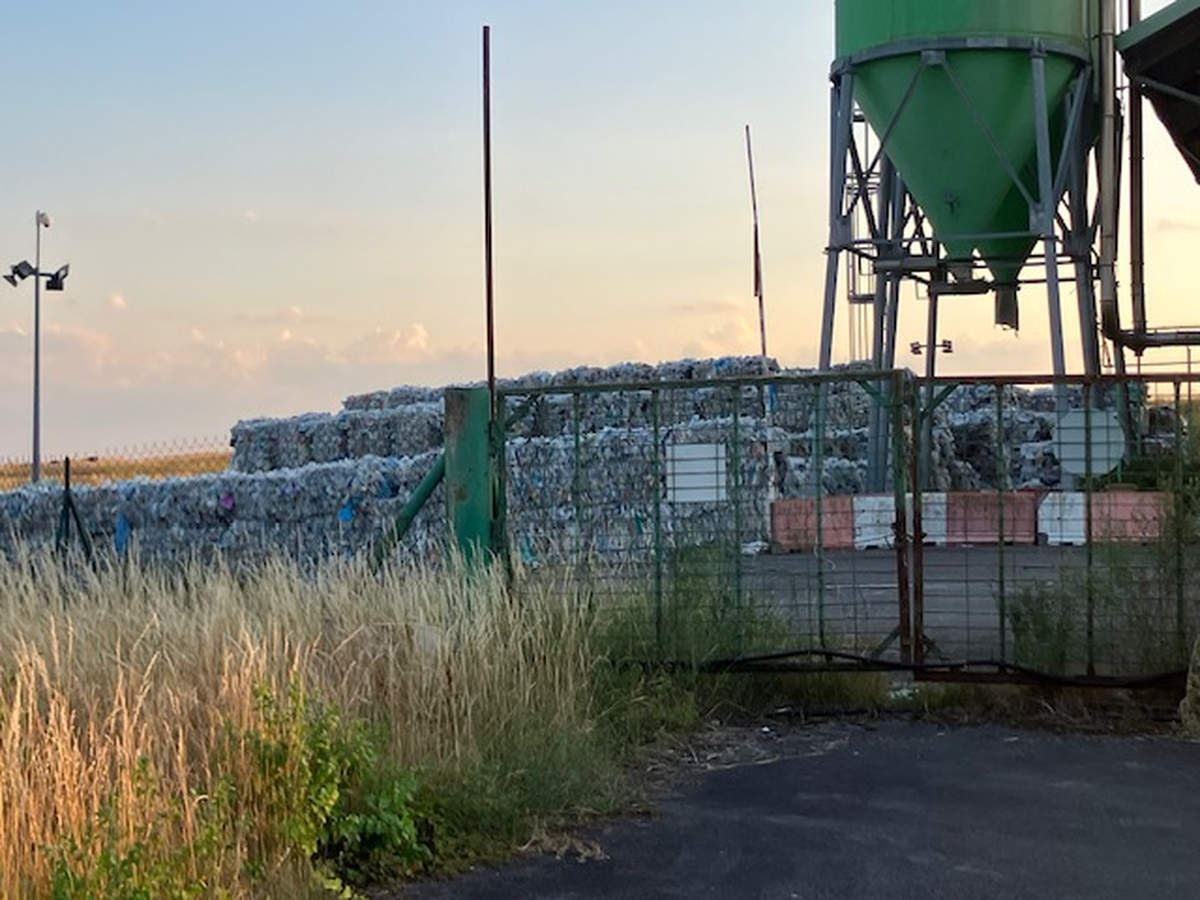 Le site de stockage attire les mouches surtout en période de grosses chaleurs (image Vigilance Environnement du Jarnisy)