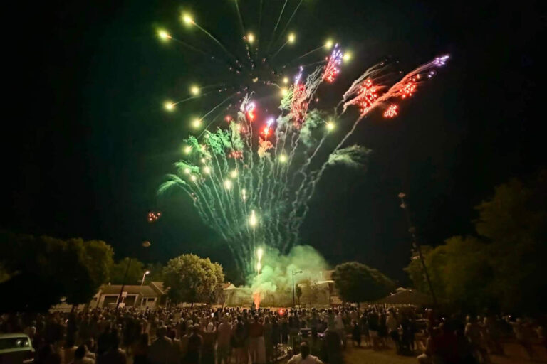 Feu d'artifice à Montauville, en Meurthe-et-Moselle (page FaceBook)