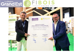 Franck Leroy, Président de la Région Grand Est, et Mickaël Simier, Président de FIBOIS, lors de la signature de convention du 29 août à Châlons.